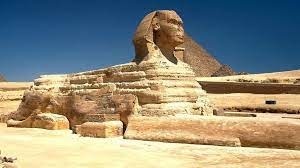En Égypte, où se trouve le Sphinx qui se dresse devant les grandes pyramides ?