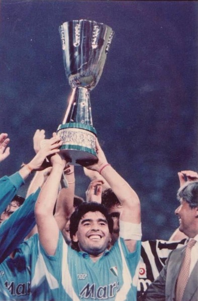 Contre quelle équipe le Napoli a-t-il remporté la Supercoupe d'Italie en 1990 ?
