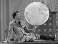 Dans quel film de 1940, Charlie Chaplin joue avec un globe, jusqu’à le faire tomber ?