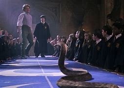 Qui et avec quel sortilège a fait apparaitre le serpent dans Harry Potter 2 lors du club de duel ?