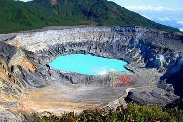 Quel volcan du Costa Rica a connu 39 épisodes éruptifs entre 1828 et 2018 ?