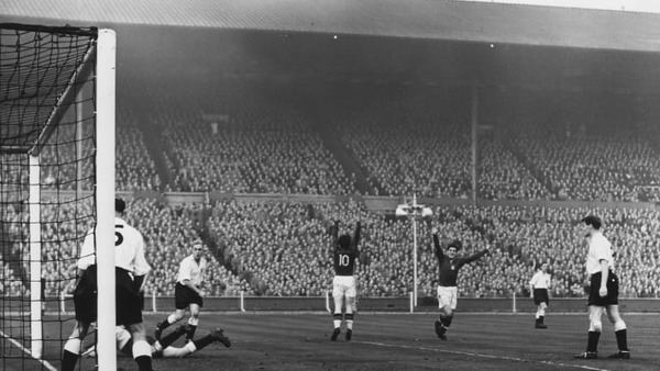 En 1953, qualifié par la presse britannique de « match of the century », ce match voit la Hongrie s'imposer 6-3 face à .....