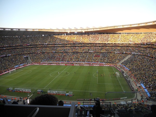 Quelle sélection nationale dispute ses matchs à domicile au FNB Stadium ?