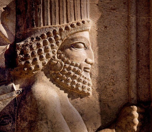De quel empire Cyrus le Grand est-il le fondateur ?