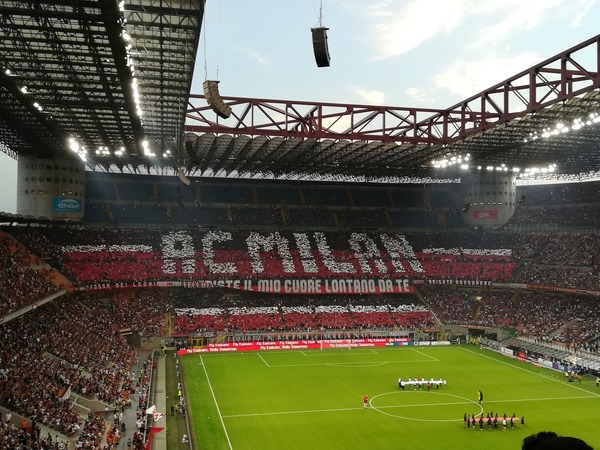 Quel célèbre Stade accueille les matchs à domicile de l'AC Milan ?