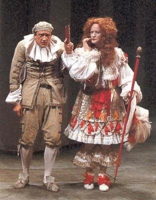 Restons dans le théâtre de Molière, qui donne souvent un rôle comique important à ses valets, souvent plus raisonnables que leur maitre. Ainsi Sganarelle essaie t-il de protéger son maitre...