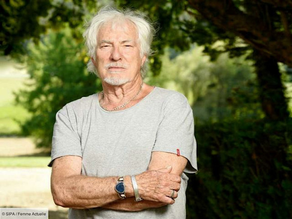 A qui Hugues Auffray demandait-il de ne pas rougir ?
