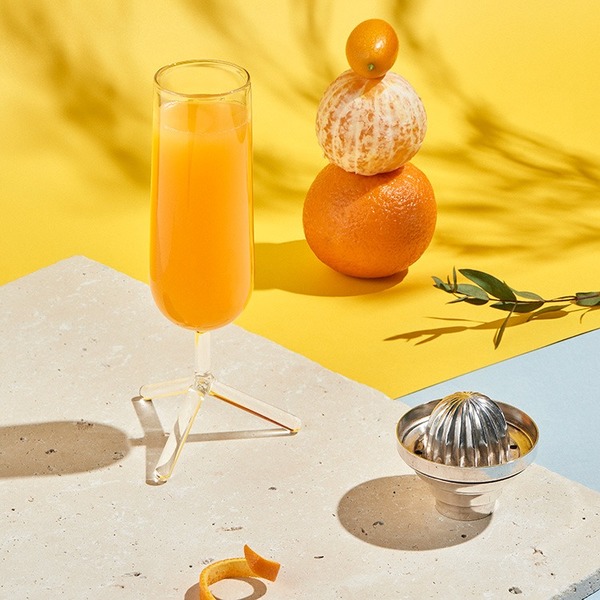 Quel cocktail parfois bu au déjeuner contient du jus d'orange et du champagne ?