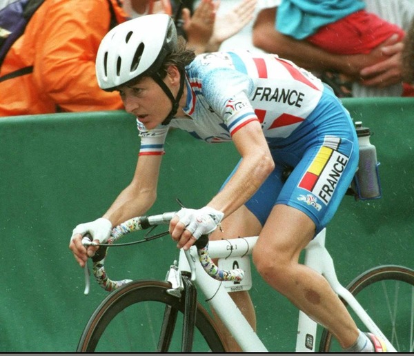 1er septembre : la française....remporte le championnat du monde de cyclisme sur route à Colorado Springs (États-Unis).