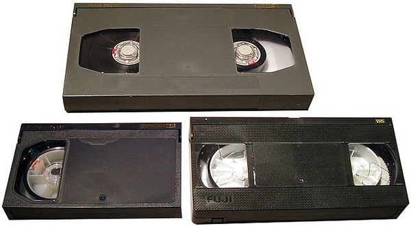 En quelle année la cassette VHS a disparu de la commercialisation ?