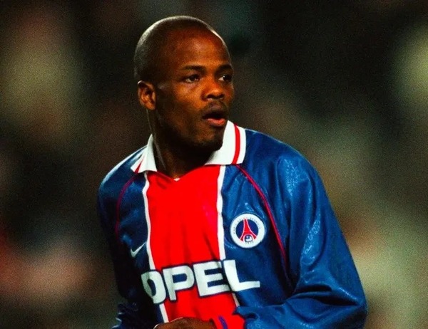 En 1995-96, le PSG voit l'arrivée d'un quasi-inconnu, l'attaquant Panaméen Dely Valdes. De quel club italien avait-il fait les beaux jours auparavant ?