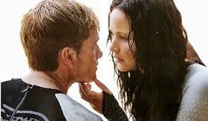 Que donne Peeta à Katniss quand ils sont sur la plage en train de parler ensemble ?