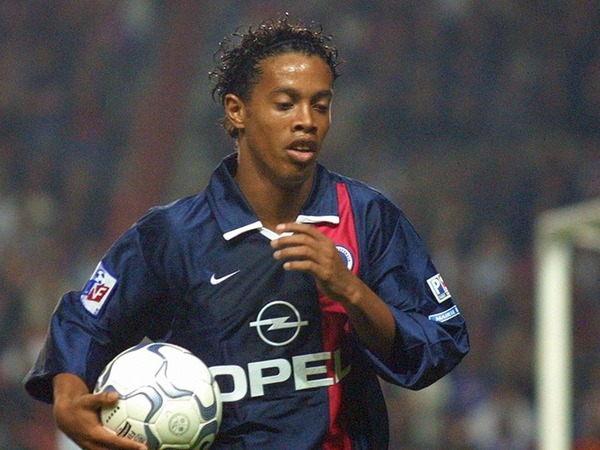 Dans quel club Ronaldinho évoluait-il avant de rejoindre le PSG en 2001 ?