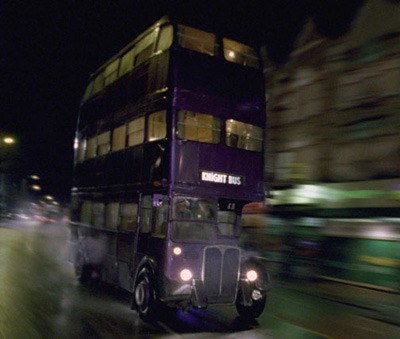 Comment s'appelle le bus qui emmène Harry apres l'évènement avec sa tante ?