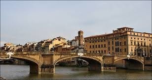 Dans quel pays peut-on admirer le pont Santa Trinita, premier pont en maçonnerie à voûte elliptique ?