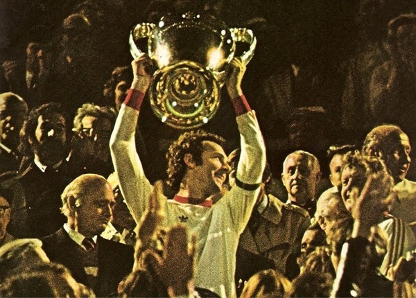 Avec cette victoire, le Bayern est devenu le premier club de l'histoire à remporter 3 finales de LDC consécutives.