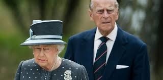 Philip devait marcher 2 pas derrière la Reine ?