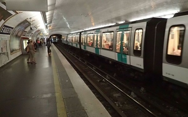 En quelle année a-t-on pu assister à l'inauguration du métro parisien ?