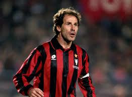 Retiré par l'AC Milan en hommage à son illustre défenseur, quel numéro portait le célèbre Franco Baresi ?