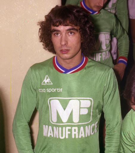 En 1973 sous le maillot de Saint-Etienne, contre qui dispute-t-il sa première rencontre professionnelle ?