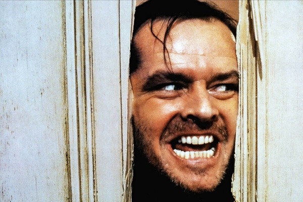Dans le film de 1980, avec quel objet Jack Nicholson a-t-il détruit des portes de l'Hôtel ?