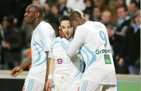 Lors de sa première saison à l'OM, quel joueur n'est pas un coéquipier de Mathieu ?