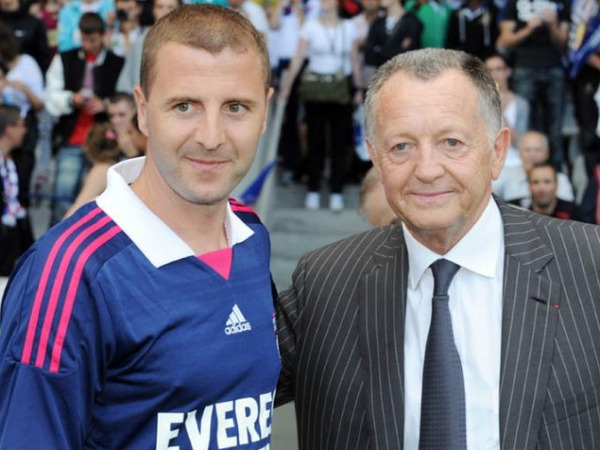 Après sa carrière de footballeur, il rejoint l'encadrement lyonnais en tant que...
