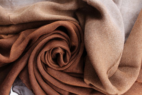 Dari jenis-jenis kain di bawah ini, jenis kain apakah yang terbuat dari kayu ?