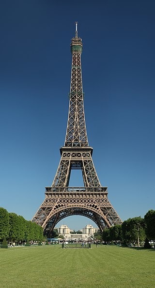 Pour monter en haut de la tour Eiffel, combien faut-il monter de marches ?