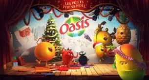 Dans la pub "Oasis" la mandarine mène la troupe avec quoi ?