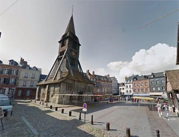 Où se situe l’église Sainte-Catherine, plus grande église construite en bois ?