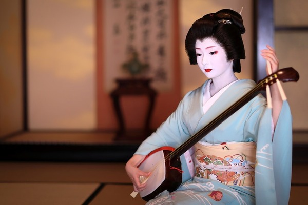 Quel instrument de musique traditionnel à cordes est devenu celui des geisha ?