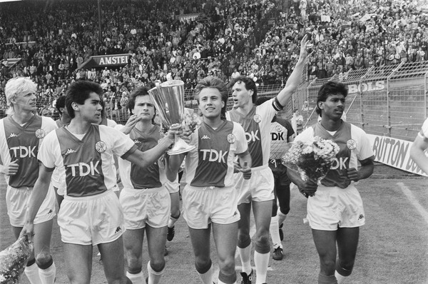 En 1987, l'Ajax remporte la finale de la Coupe d'Europe des Vainqueurs de Coupe face à......