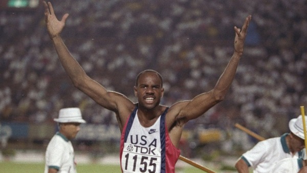 2x champion du monde, détenteur du record du monde (8,95m) au saut en longueur, l'américain...?