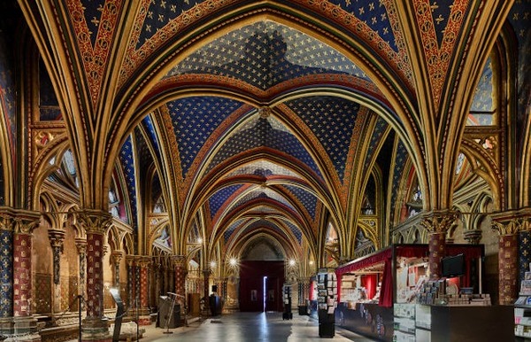 Quel roi a fait construire la Sainte-Chapelle à Paris ?