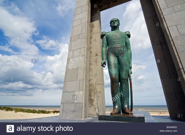 Dans quelle ville de la côte belge trouve-t-on une célèbre statue de Léopold Ier ?
