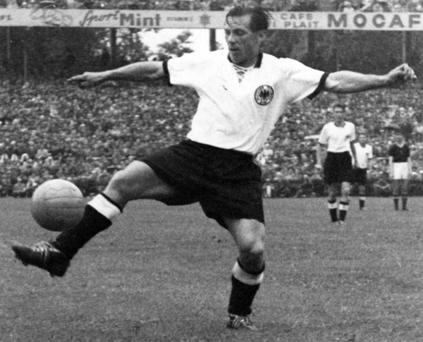 Qui est cet allemand qui évoluait à Nuremberg et qui a inscrit 6 buts au cours de ce Mondial ?