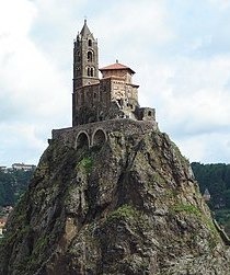 Comment s'appelle cette chapelle, haut perchée, proche du Puy en Velay, édifiée en 961 ?