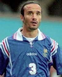 Encore un ancien joueur français, défenseur ex OM et Monaco connu pour son catogan.