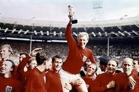Qui était le capitaine de l'équipe anglaise victorieuse de la CDM en 1966 ?