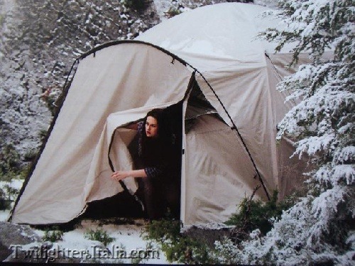 Qui réchauffe Bella dans la tente dans le 3 ?