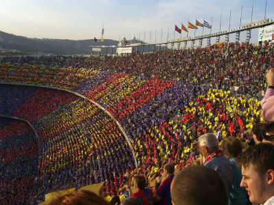 Lors de la saison 2010-2011, de combien était l'affluence moyenne du Camp Nou ?