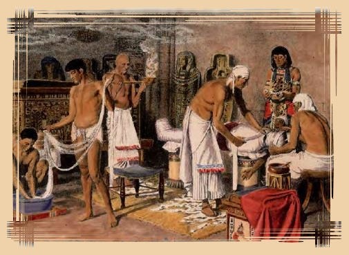 À qui fut d'abord réservé l'embaumement sous l'Ancien Empire égyptien ?