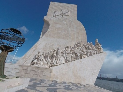 Quel est le surnom donné par les lisboetes au "Monument des Découvertes" situé à Lisbonne ?