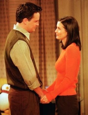 Quelle est la première question que Monica pose à Chandler juste après son emménagement ?