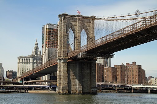 En 1884, la stabilité du pont de Brooklyn (New York) est remise en question. Quelle opération spectaculaire est montée pour en prouver la solidité ?