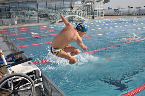 Depuis quelle année la natation est-elle un sport paralympique officiel ?
