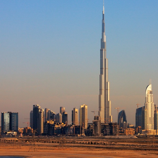 Quelle est la hauteur de la Burj Khalifa, la tour la plus haute du monde située à Dubaï aux Émirats arabes unis ?