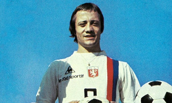 Bernard Lacombe a joué à Lyon......