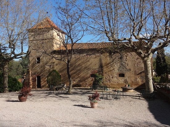 Dans quel département se trouve l'ancien prieuré de Monastir-del-Camp ?